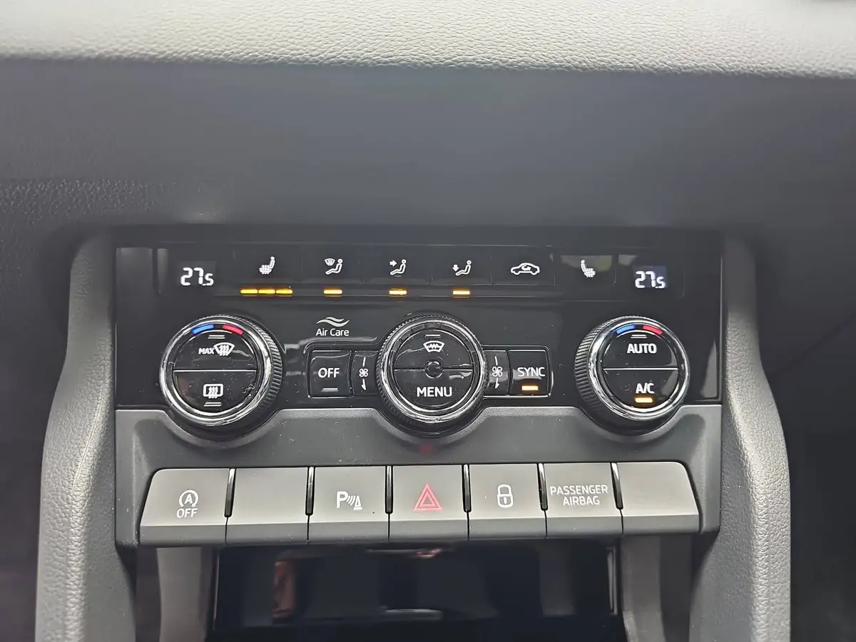 SKODA KAROQ 2.0 TDI DSG SPORTLINE 4X4 PANO AHK