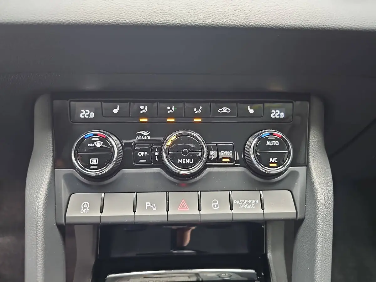 SKODA KAROQ 2.0 TDI DSG DRIVE NAVI LED AHK LM