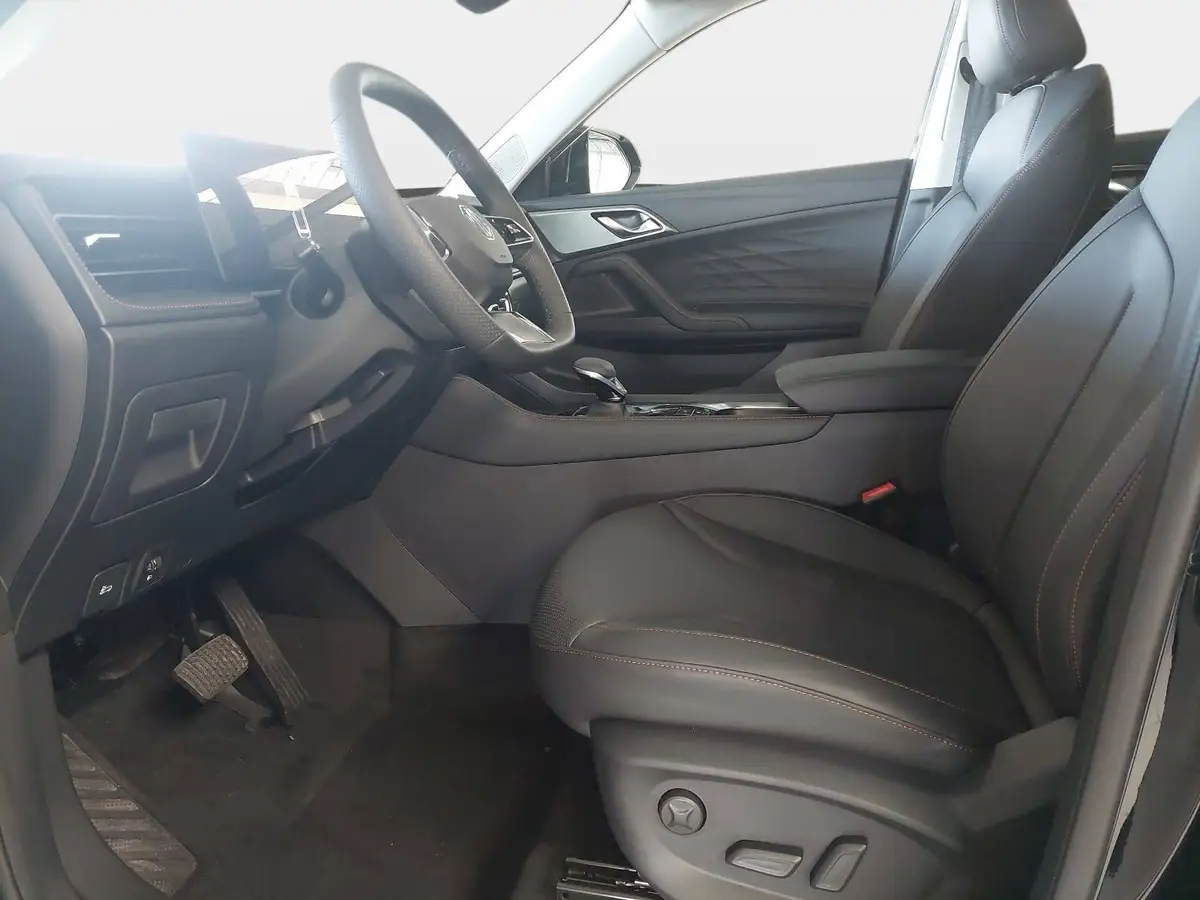 MG HS 1.5 HYBRID+ MY25.5 LUXURY LEDER 360-GRAD-KAMERA 19-ZOLL-LM