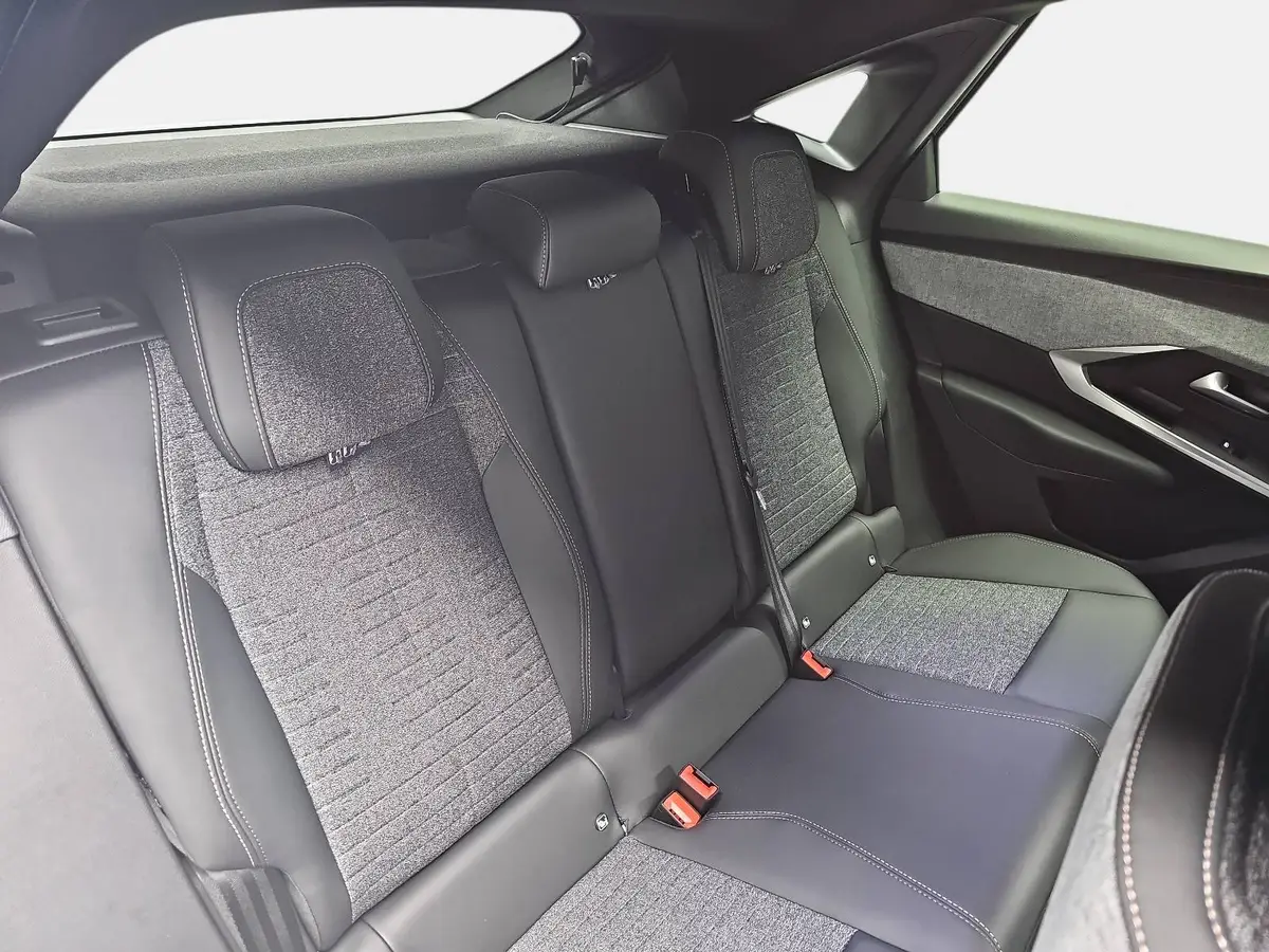 PEUGEOT 3008 1.2 HYBRID 145 E-DSC6 ALLURE LED DAB WINTER AHK LM