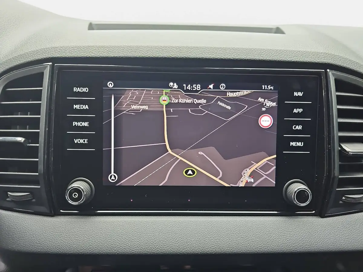 SKODA KAROQ 1.5 TSI DSG SELECTION LED ACC AHK