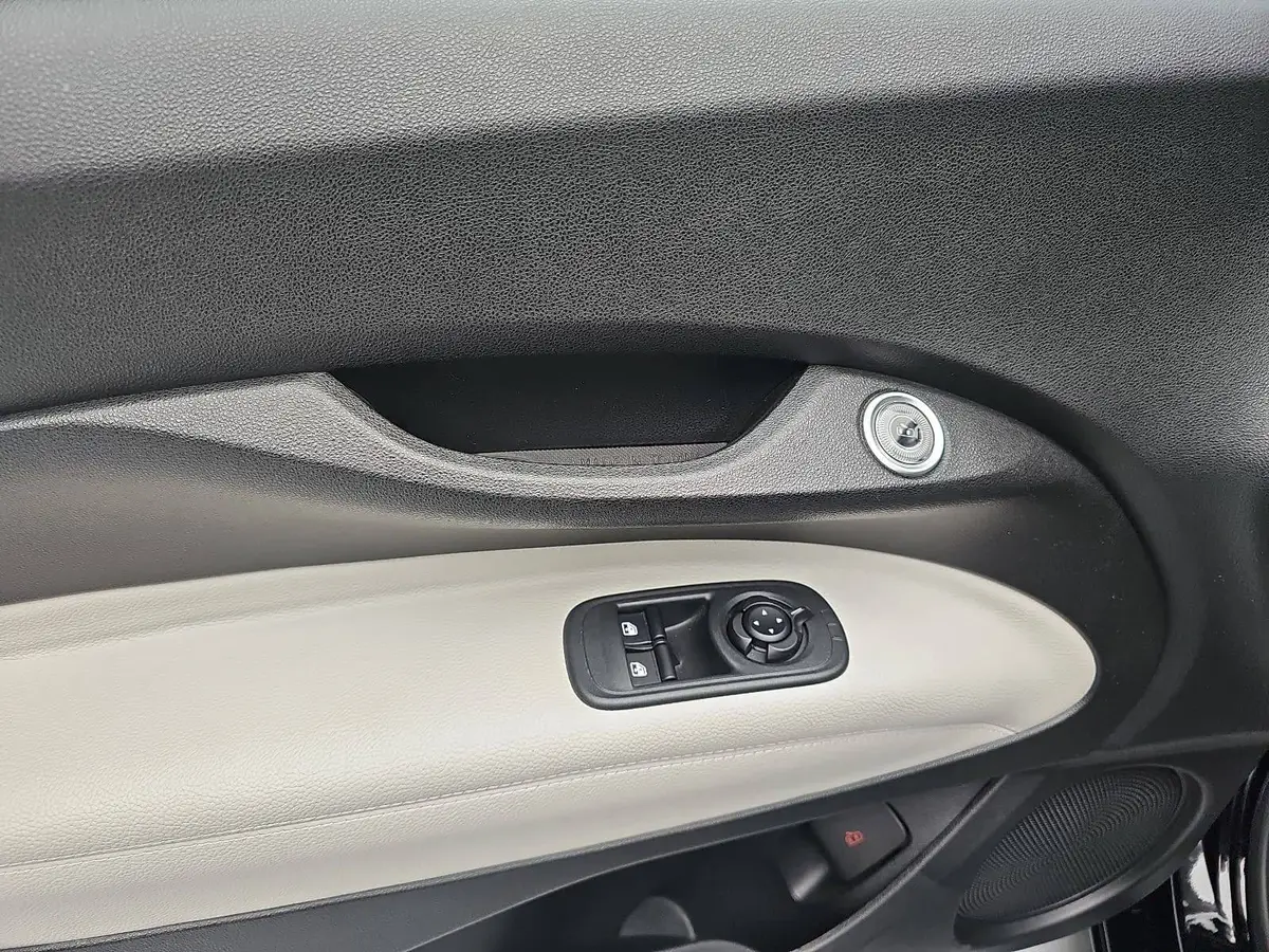 FIAT 500E ELEKTRO 42 KWH WINTERRÄDER BY BOCELLI NAVI KLIMA LED JBL APPLE/ANDROID LM17