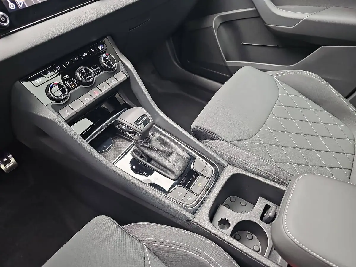 SKODA KAROQ 2.0 TDI DSG SPORTLINE AHK ACC PANO