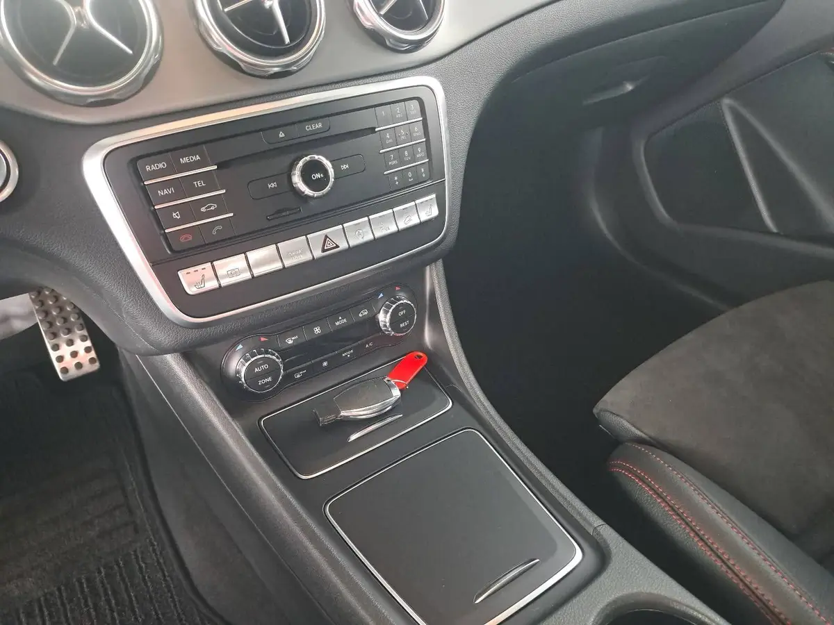 MERCEDES-BENZ GLA 250 AUTO. AMG LINE 4MATIC NAVI