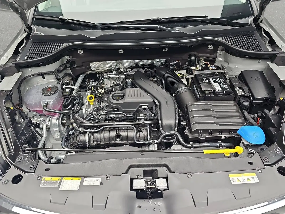 SKODA KAROQ 1.5 TSI DSG SELECTION LED ACC AHK