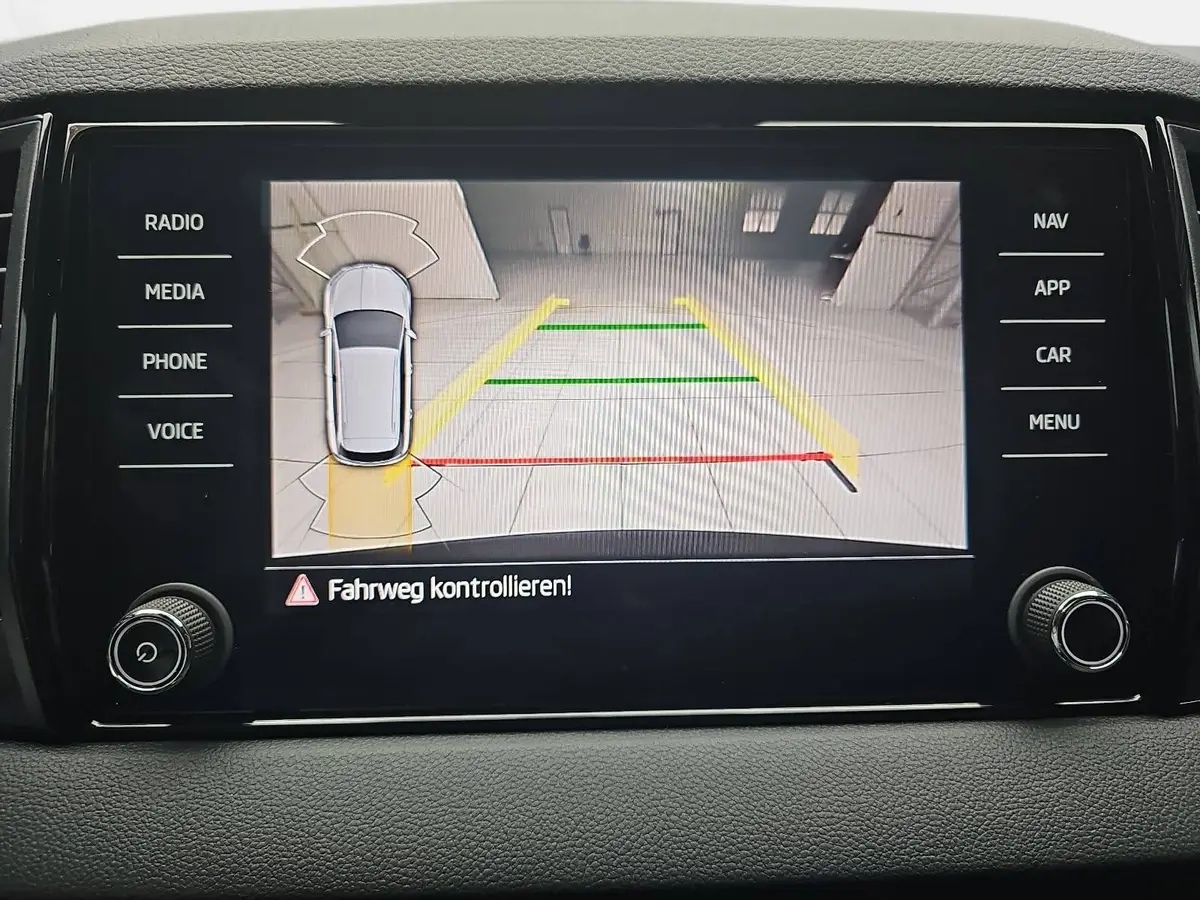 SKODA KAROQ 2.0 TDI DSG SPORTLINE AHK ACC PANO