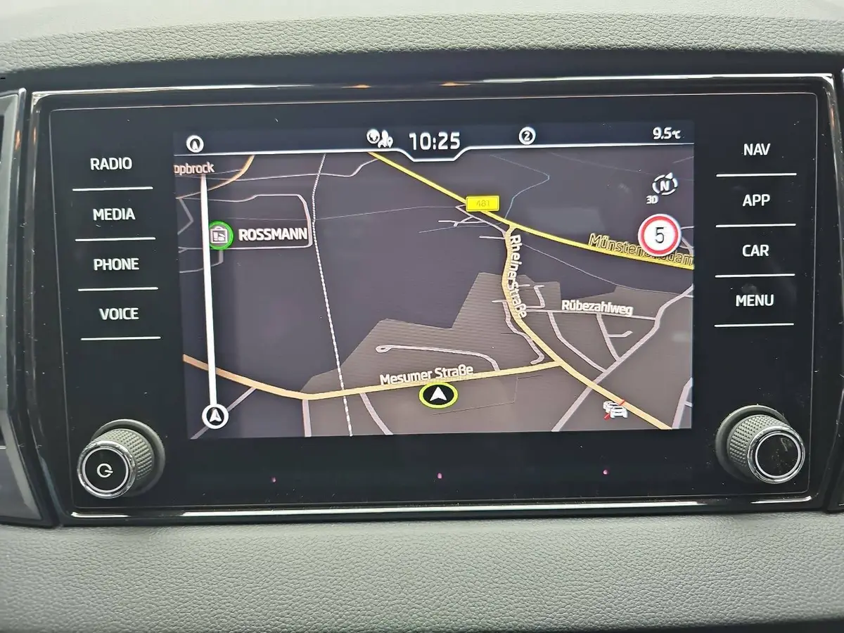 SKODA KAROQ 1.5 TSI DSG SELECTION LED ACC AHK