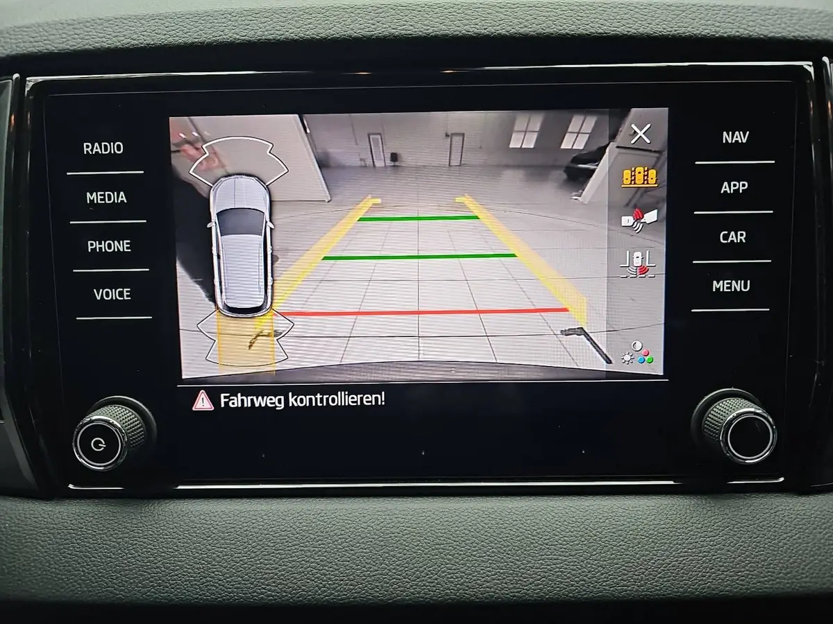 SKODA KAROQ 1.5 TSI DSG SELECTION LED ACC AHK