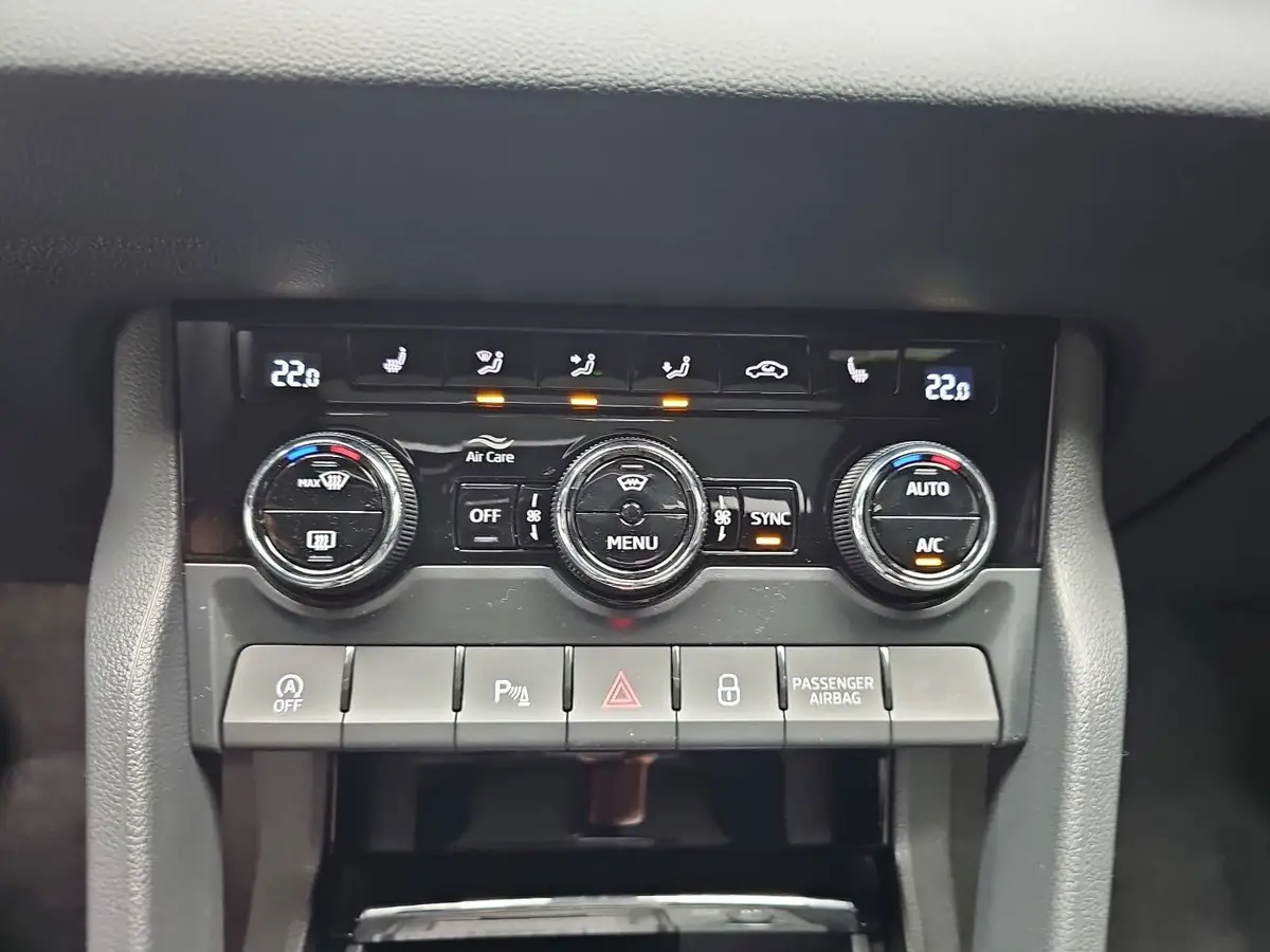 SKODA KAROQ 2.0 TDI DSG SPORTLINE 4X4 NAVI LED