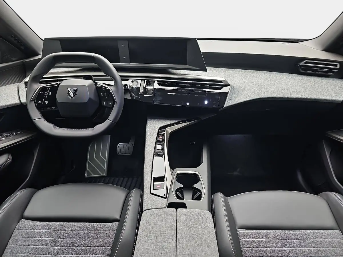 PEUGEOT 5008 1.2 HYBRID 145 E-DSC6 ALLURE KLIMA LED 7-S DAB 360