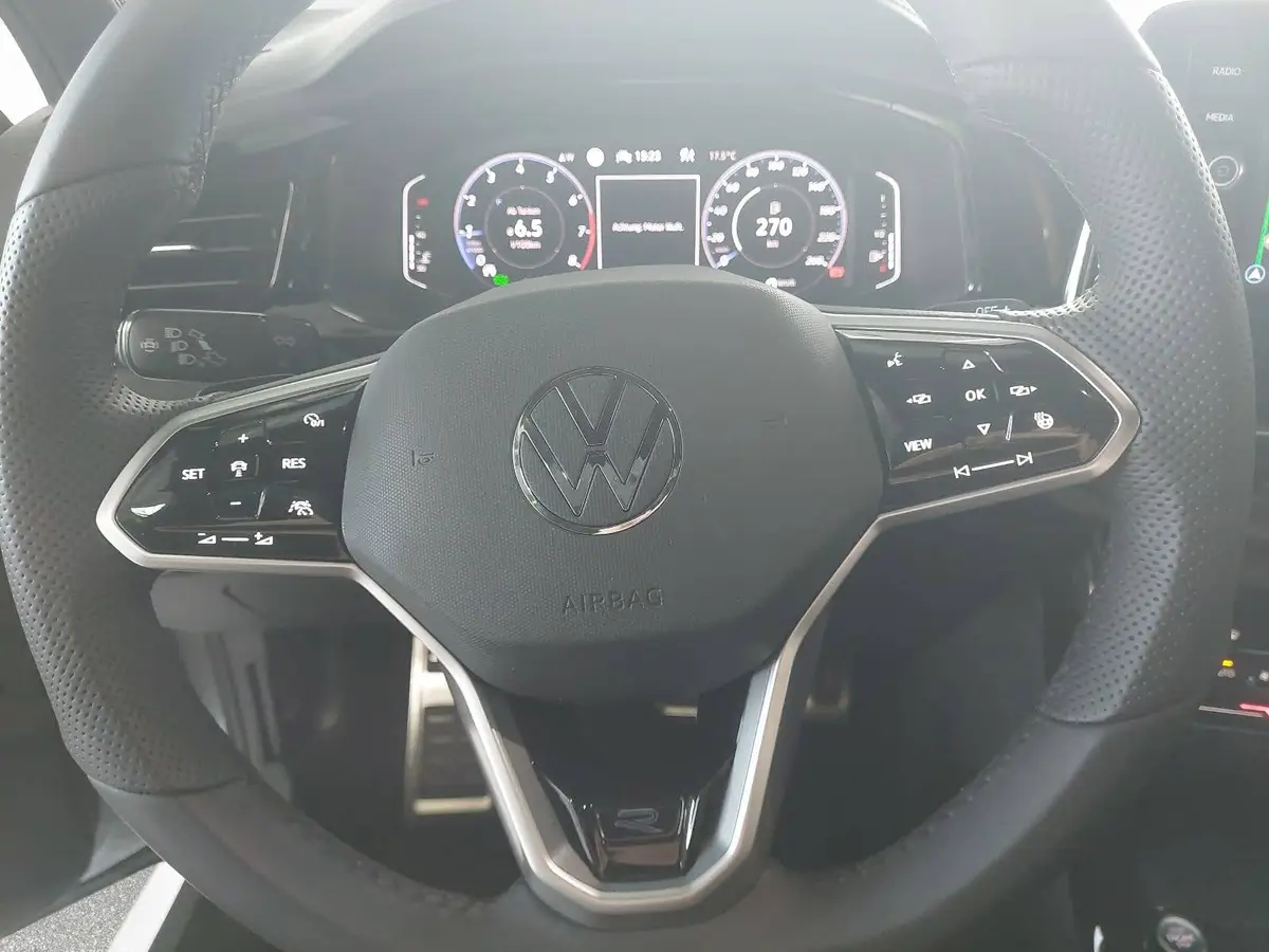 VW T-ROC 1.5 TSI DSG R-LINE NAVI KAMERA AHK LM18 8FACH