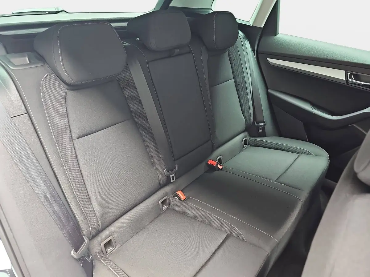 SKODA KAROQ 1.5 TSI DSG SELECTION LED ACC AHK