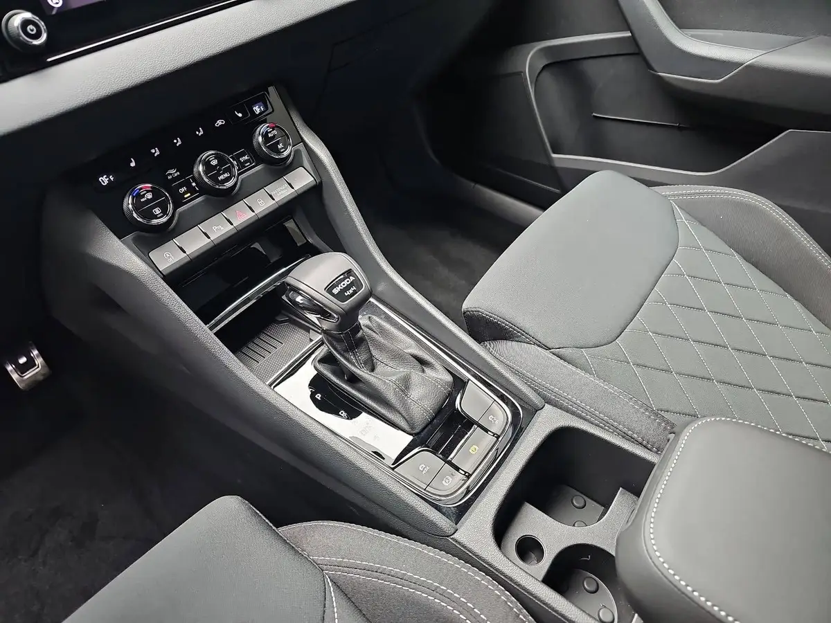 SKODA KAROQ 2.0 TSI DSG SPORTLINE 4X4 ACC AHK