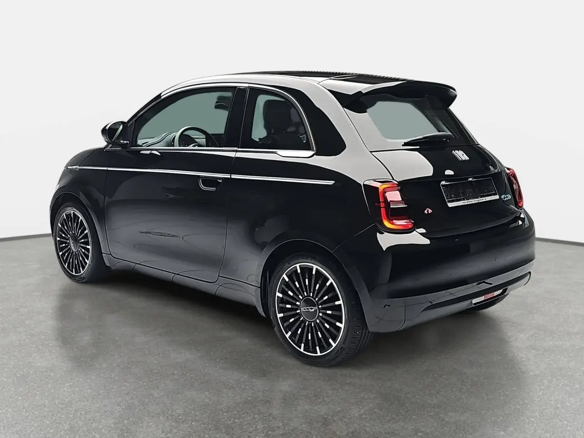 FIAT 500E ELEKTRO 42 KWH WINTERRÄDER BY BOCELLI NAVI KLIMA LED JBL APPLE/ANDROID LM17