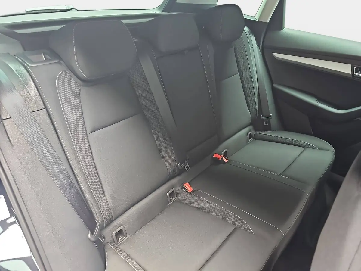 SKODA KAROQ 1.5 TSI DSG SELECTION LED ACC AHK