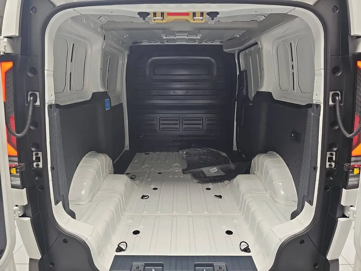 KIA PV5 CARGO L2H1 3T 71.2 KWH PLUS MJ26 WÄRMEPUMPE ALLWETTERREIFEN