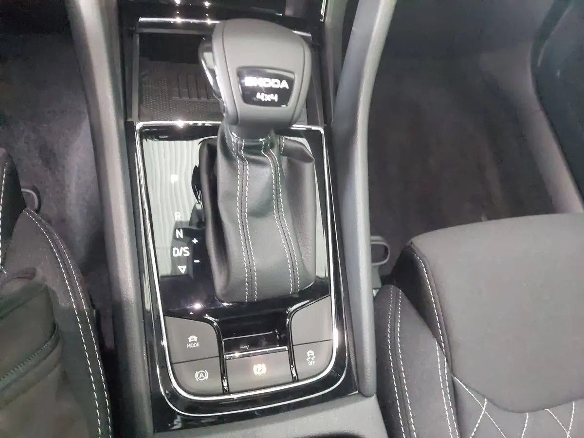 SKODA KAROQ 2.0 TDI DSG SPORTLINE 4X4 NAVI LED
