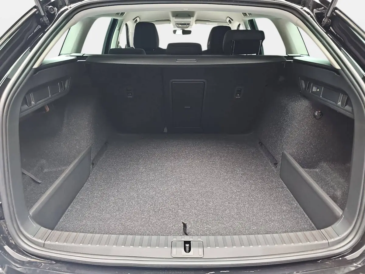 SKODA OCTAVIA COMBI 2.0 TDI DSG SELECTION AHK LM