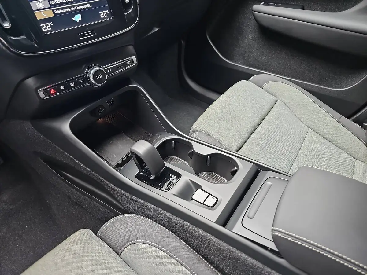 VOLVO XC40 T2 2WD AUTO. CORE NAVI LED EL.HECKKL. PDC KAMERA L