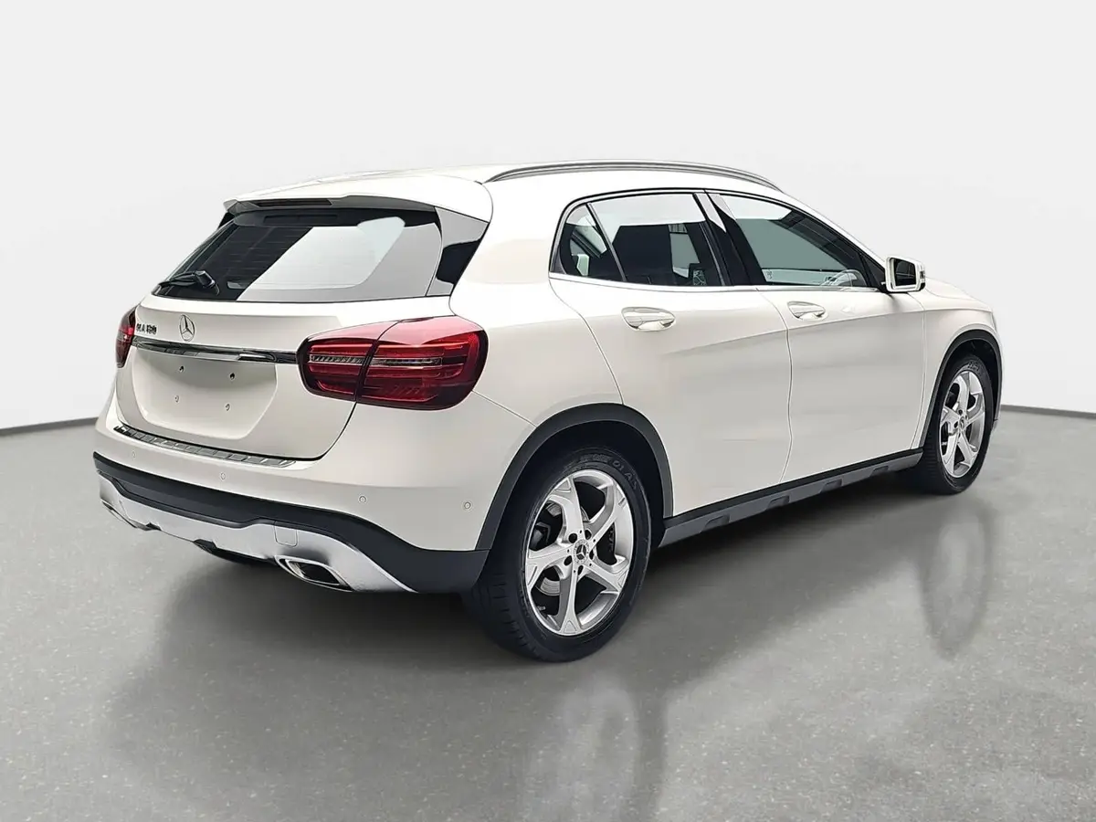 MERCEDES-BENZ GLA 180 DCT URBAN WINTER GRA AHK
