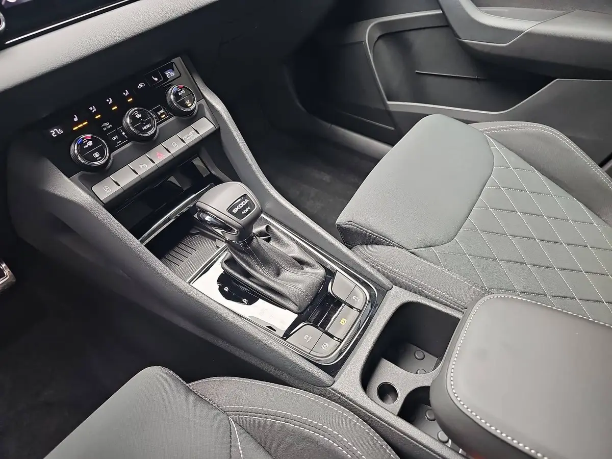 SKODA KAROQ 2.0 TDI DSG SPORTLINE 4X4 PANO AHK