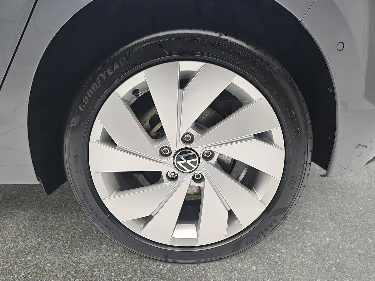 VW GOLF VIII 1.5 TSI LIFE LED ACC KAMERA AHK LM17