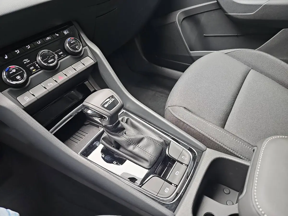 SKODA KAROQ 1.5 TSI DSG SELECTION NAVI LED ACC WINTER KAMERA A