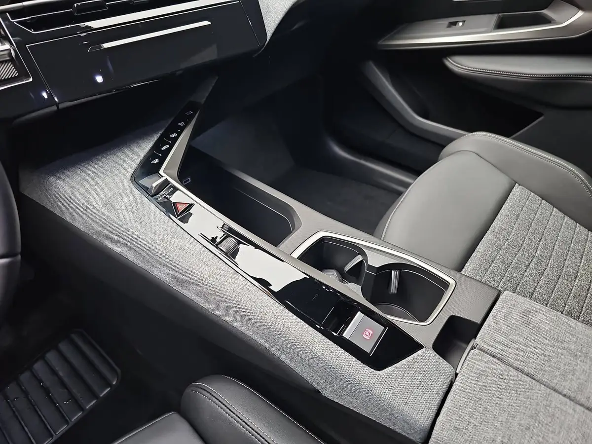 PEUGEOT 5008 1.2 HYBRID 145 E-DSC6 ALLURE KLIMA LED 7-S DAB 360