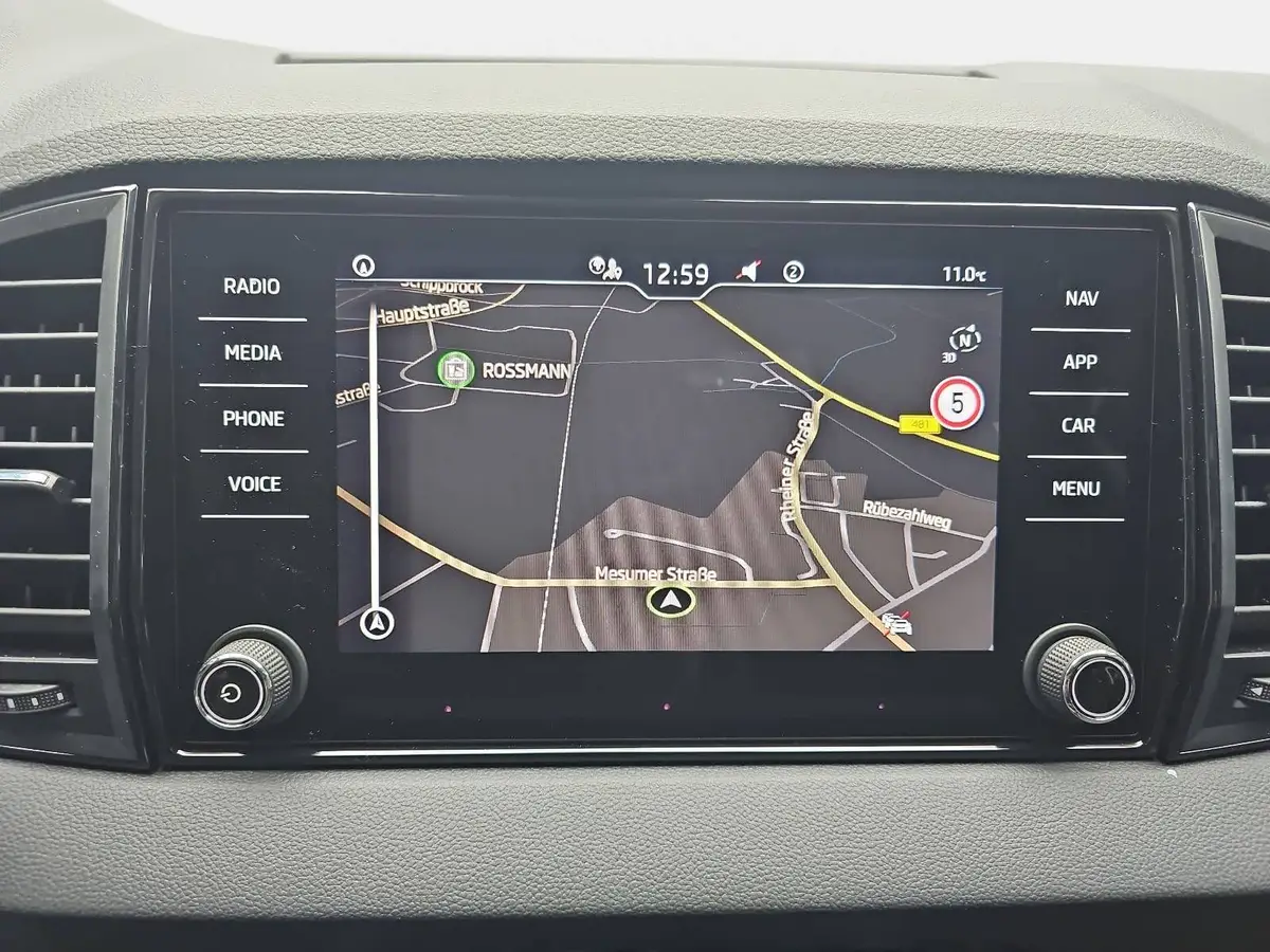 SKODA KAROQ 1.5 TSI DSG SELECTION LED ACC AHK