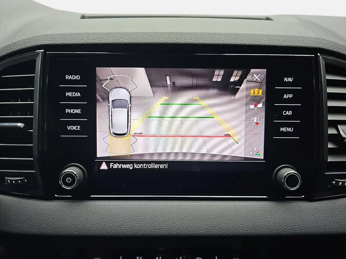 SKODA KAROQ 1.5 TSI DSG 130 JAHRE LED AHK LM