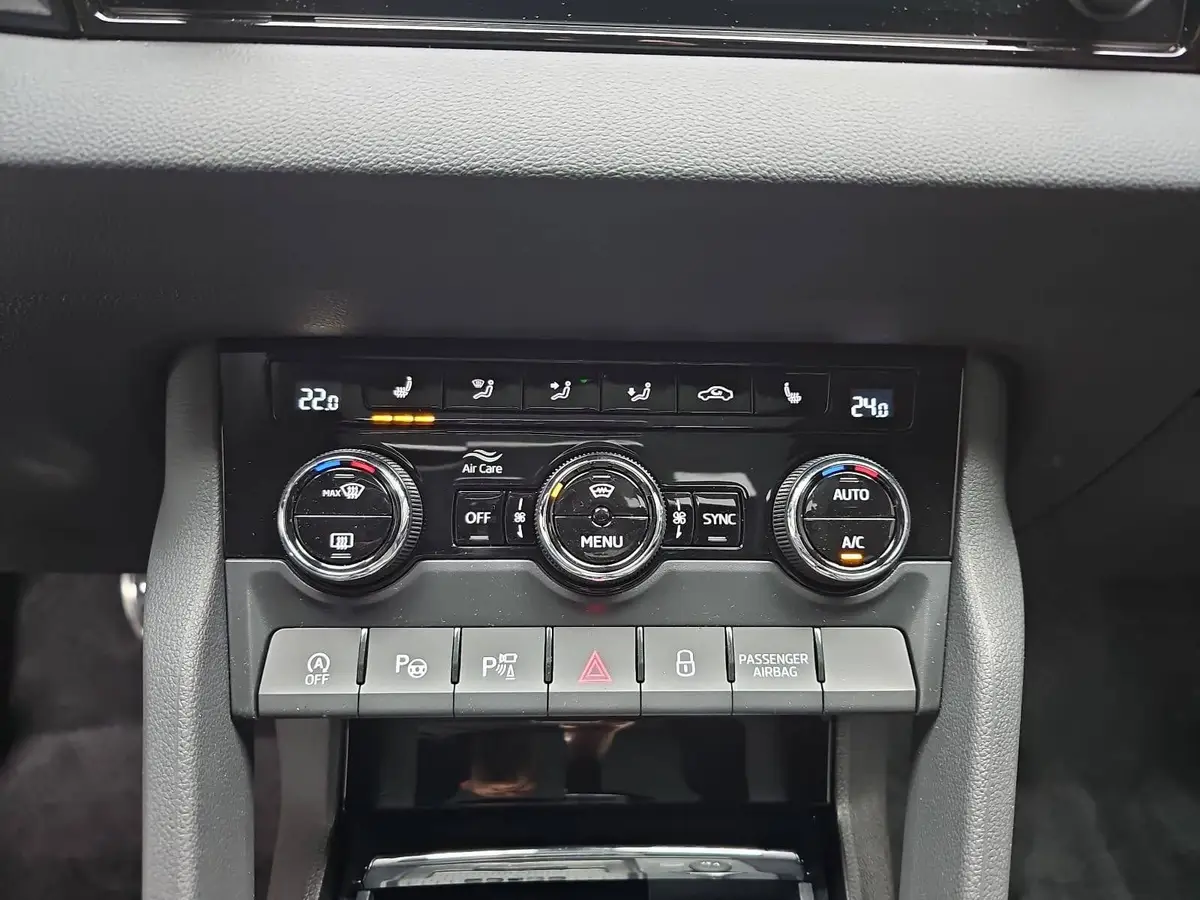 SKODA KAROQ 1.5 TSI DSG SPORTLINE NAVI LED ACC PANO WINTER KA