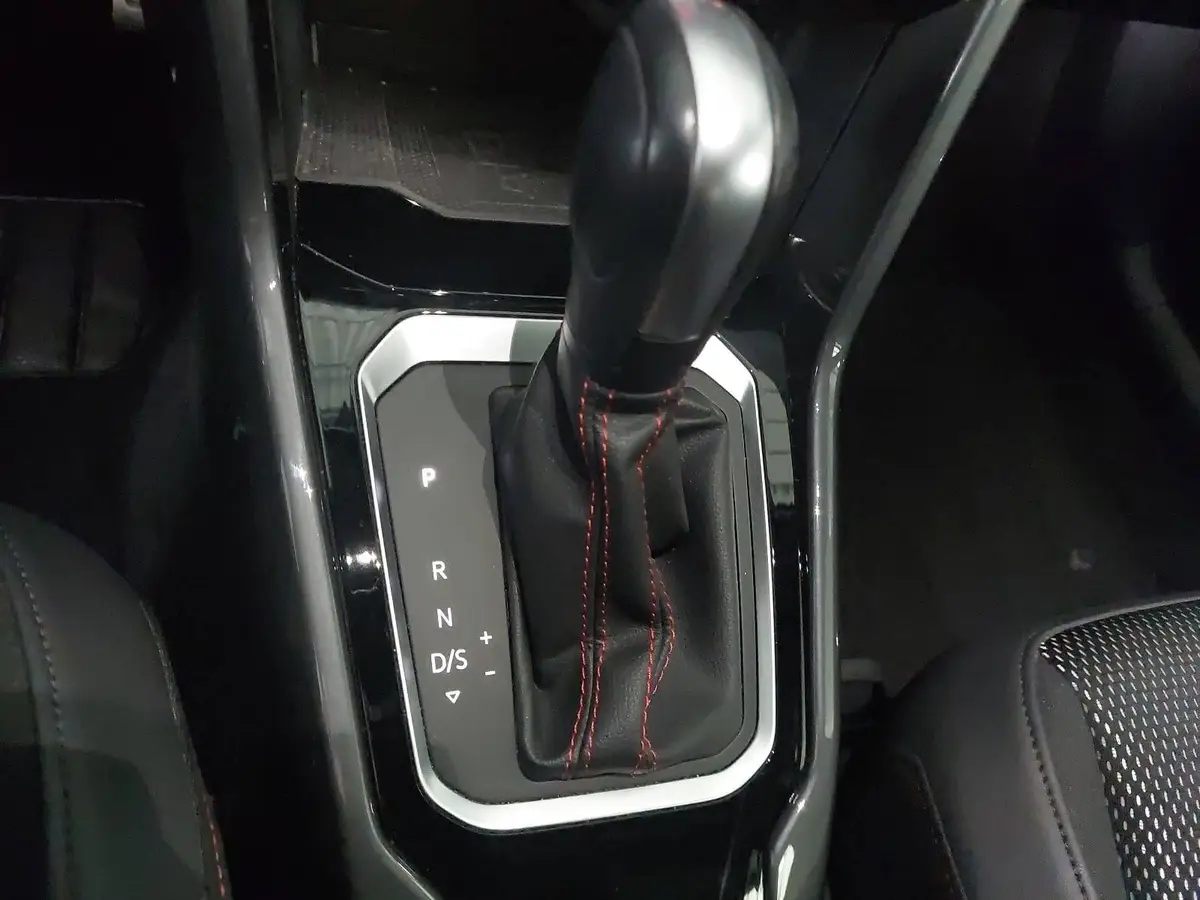 VW T-ROC 2.0 TDI DSG SPORT NAVI ACC AHK PANO LM17