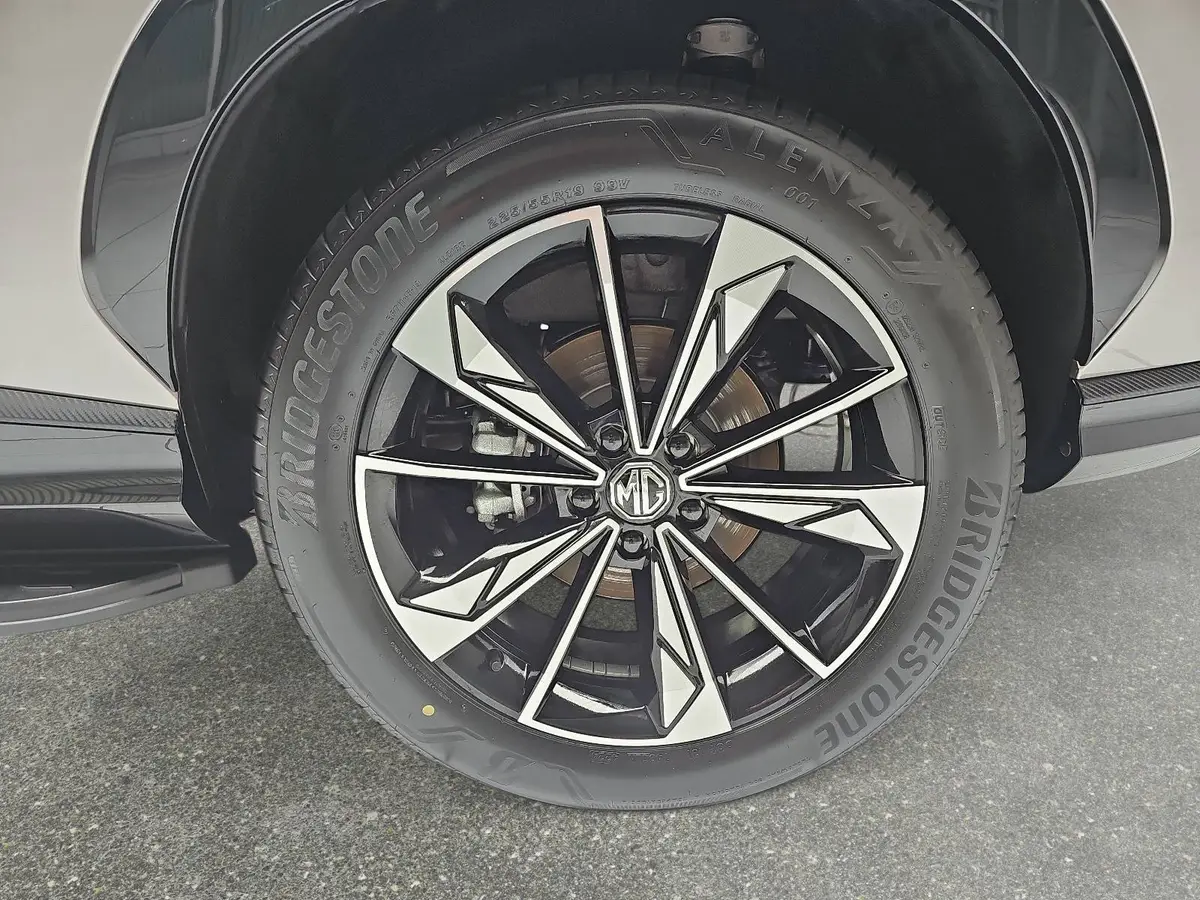 MG HS 1.5 PLUG-IN-HYBRID LUXURY LEDER 360-GRAD-KAMERA 19-ZOLL-LM