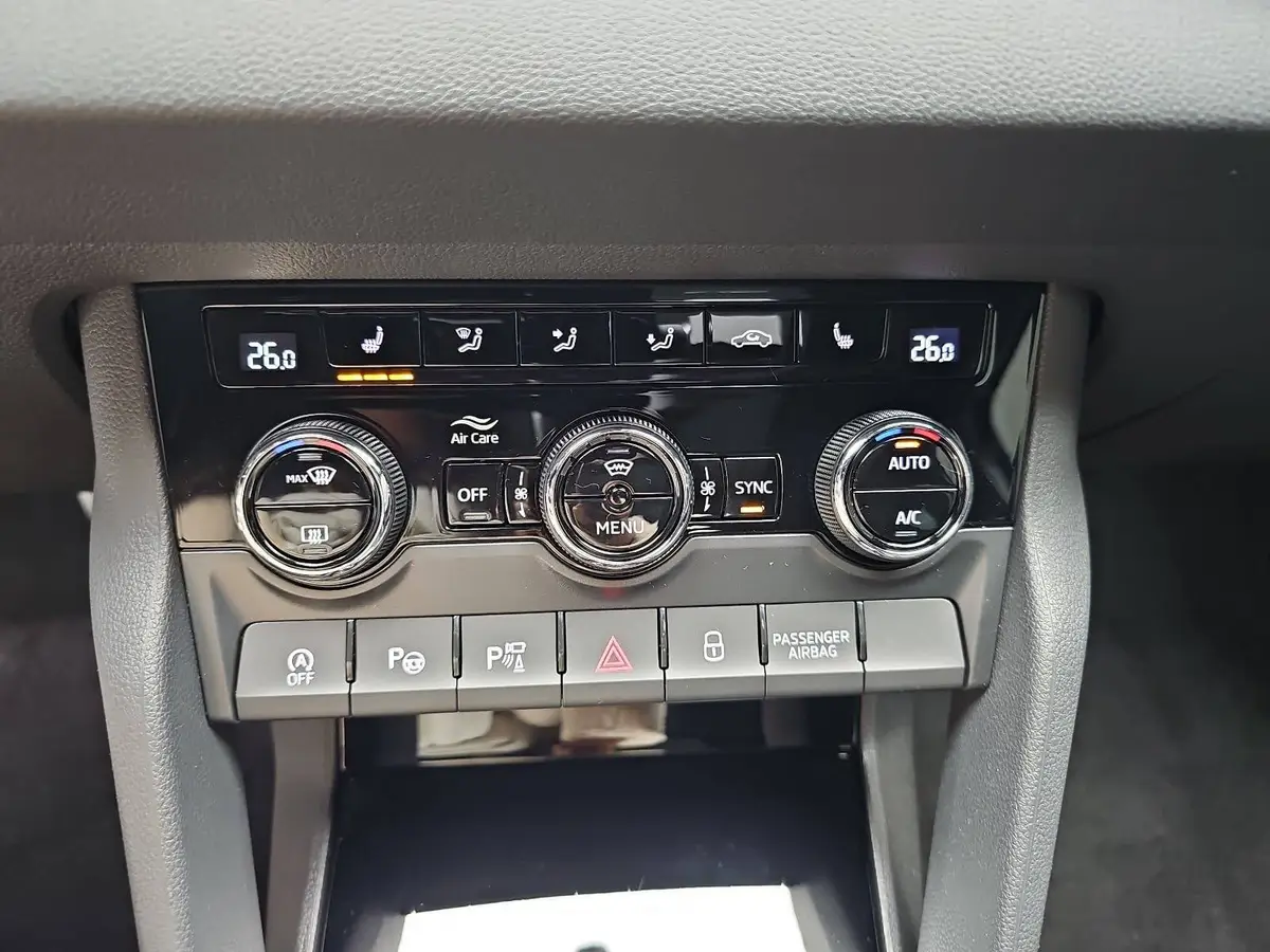 SKODA KAROQ 1.5 TSI DSG SPORTLINE NAVI LED-MATRIX PANO WINTER 