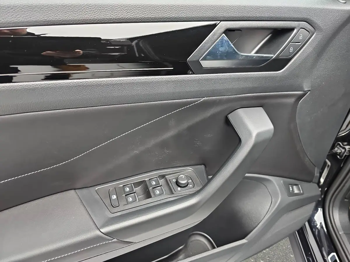 VW T-ROC 1.5 TSI DSG R-LINE NAVI KLIMA LED KAMERA WINTER AH