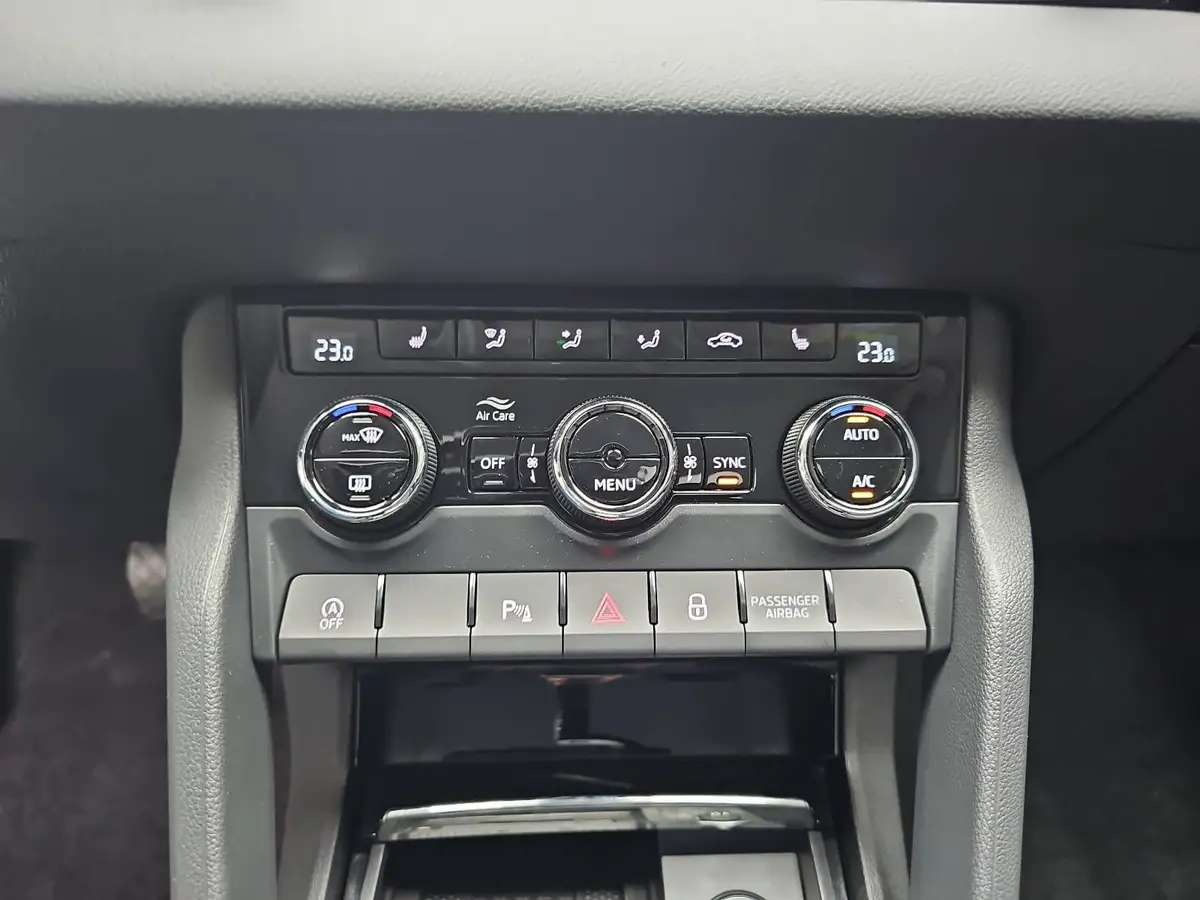 SKODA KAROQ 1.5 TSI DSG SELECTION LED ACC AHK