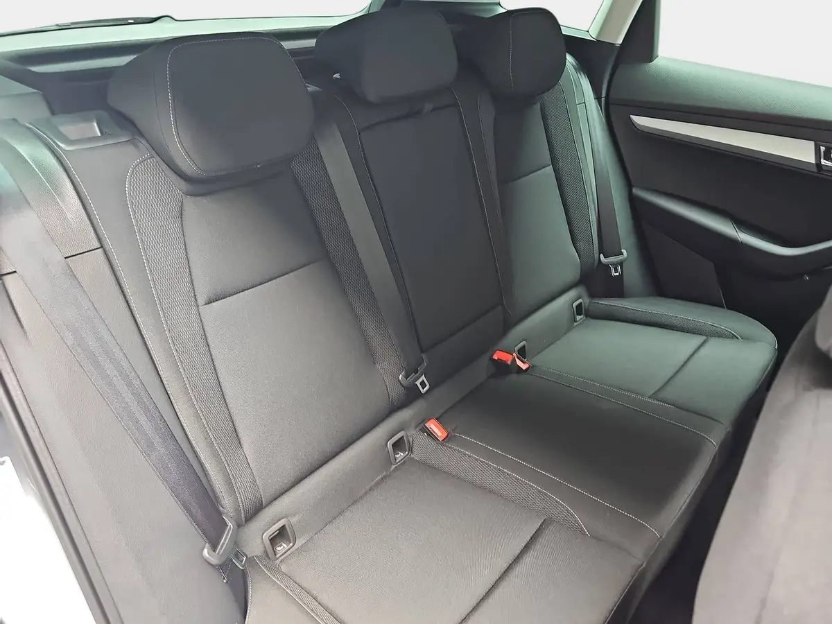 SKODA KAROQ 1.5 TSI DSG SELECTION LED ACC AHK