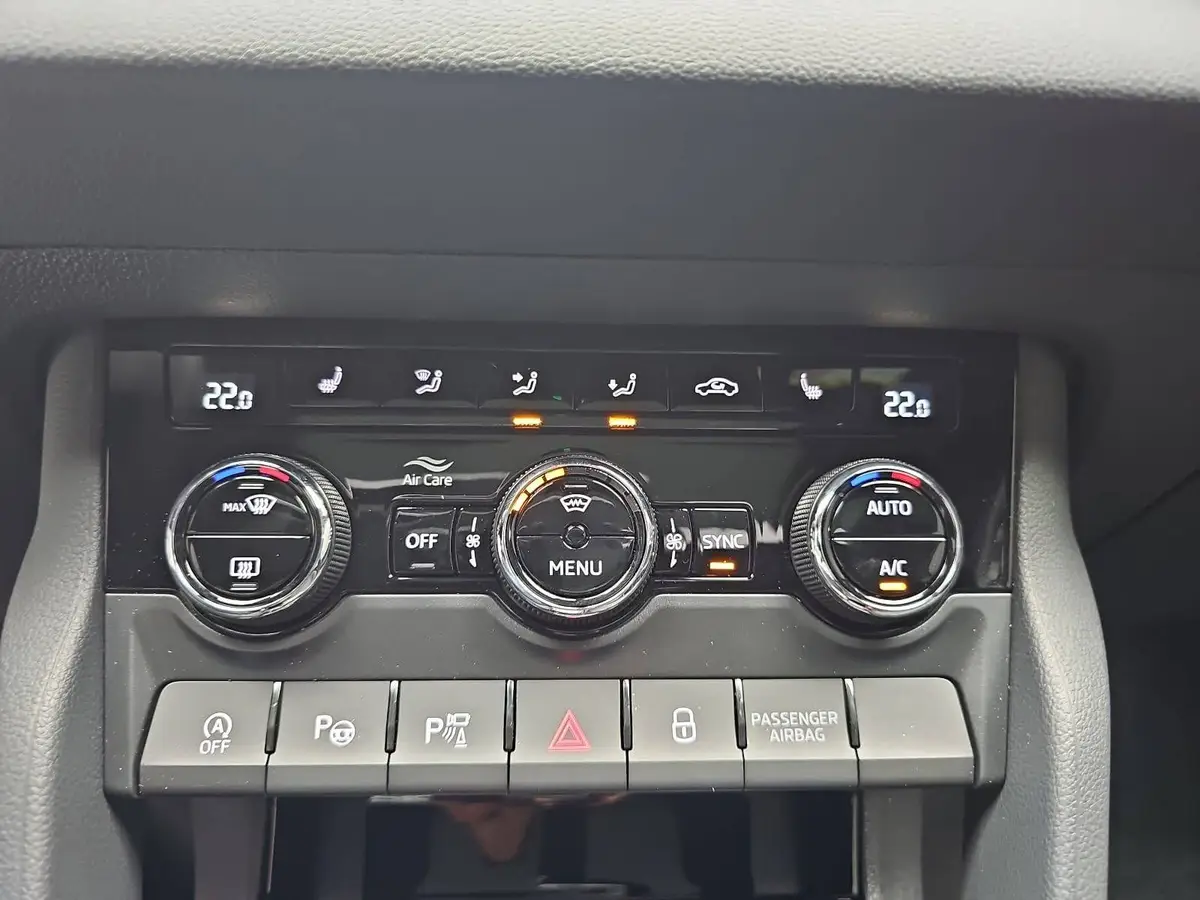 SKODA KAROQ 1.5 TSI DSG SPORTLINE NAVI LED-MATRIX PANO CANTON