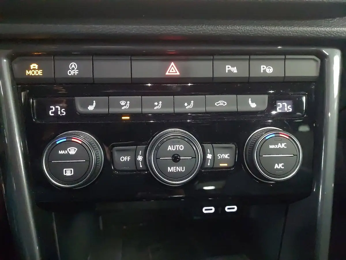 VW T-ROC 2.0 TDI DSG SPORT NAVI ACC AHK PANO LM17