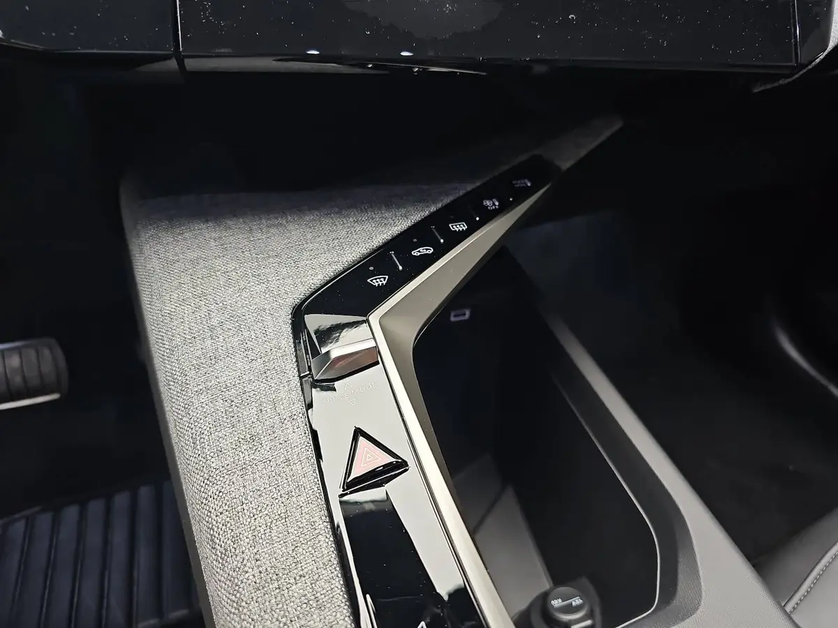 PEUGEOT 5008 1.2 HYBRID 145 E-DSC6 ALLURE KLIMA LED 7-S DAB 360