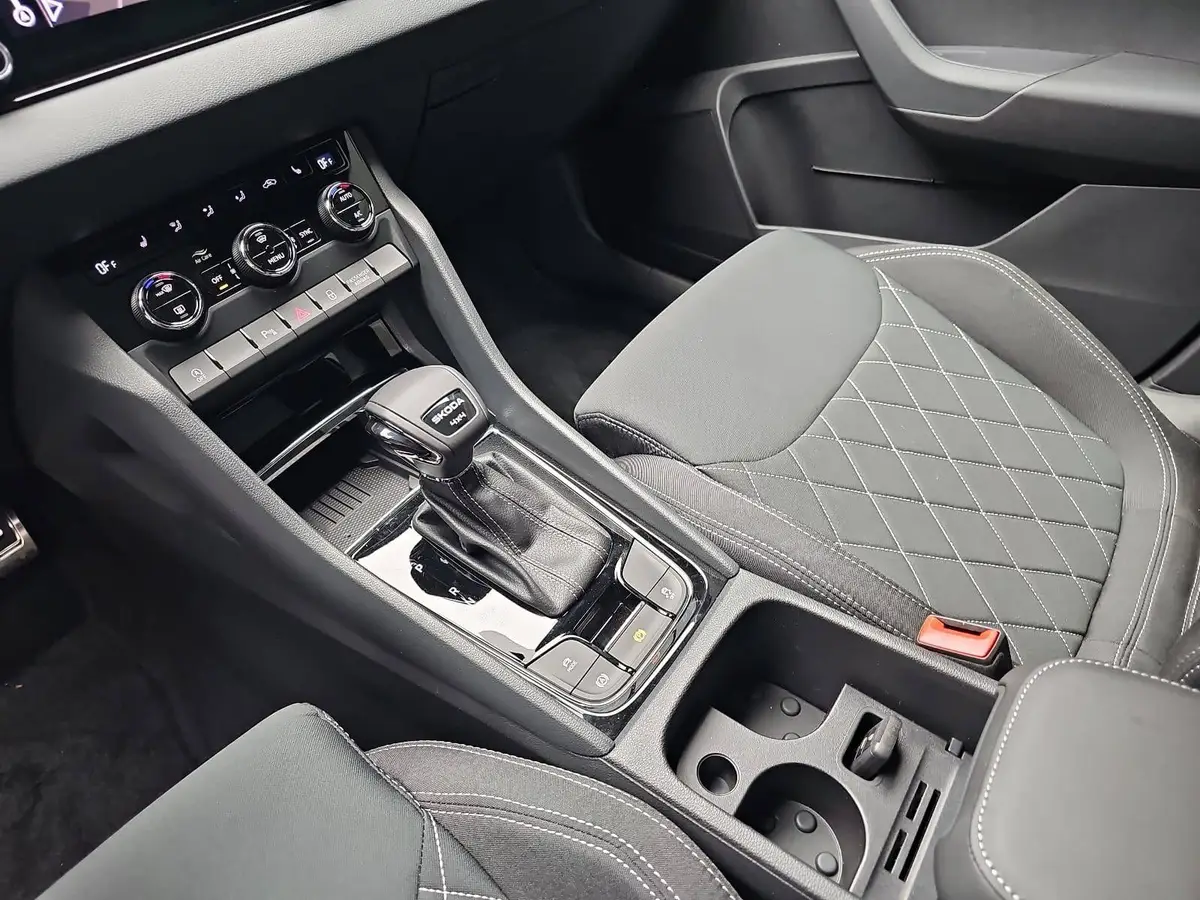 SKODA KAROQ 2.0 TDI DSG SPORTLINE 4X4 NAVI LED