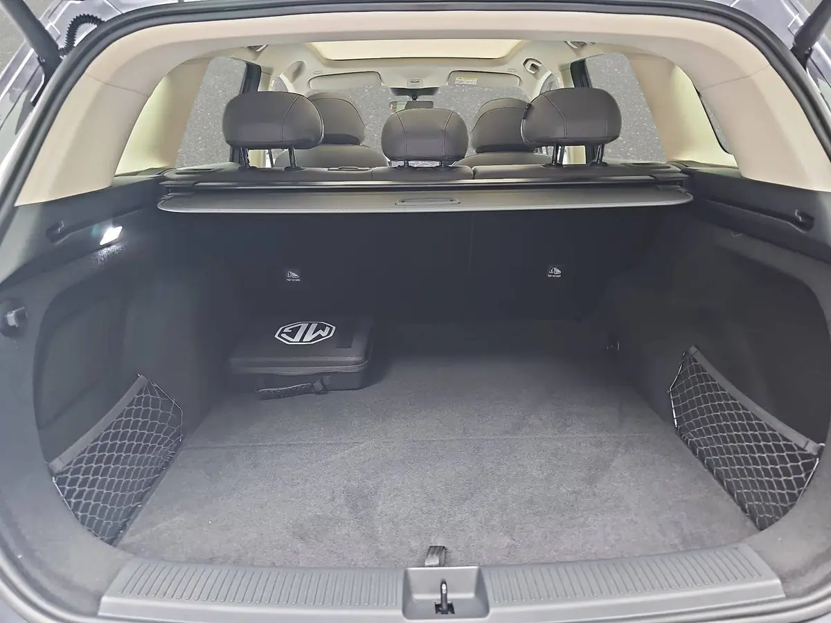 MG ANDERE EV 77 KWH LUXURY PANORAMA LEDER 20-ZOLL