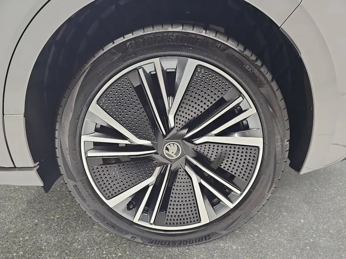 SKODA ENYAQ COUPE 85 SELECTION 82KWH AHK PANO