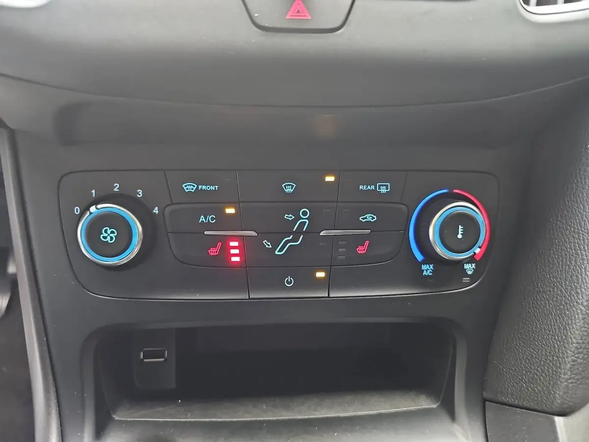 FORD FOCUS 1.0 EB BUSINESS NAVI GRA WINTER P-ASSIST AHK