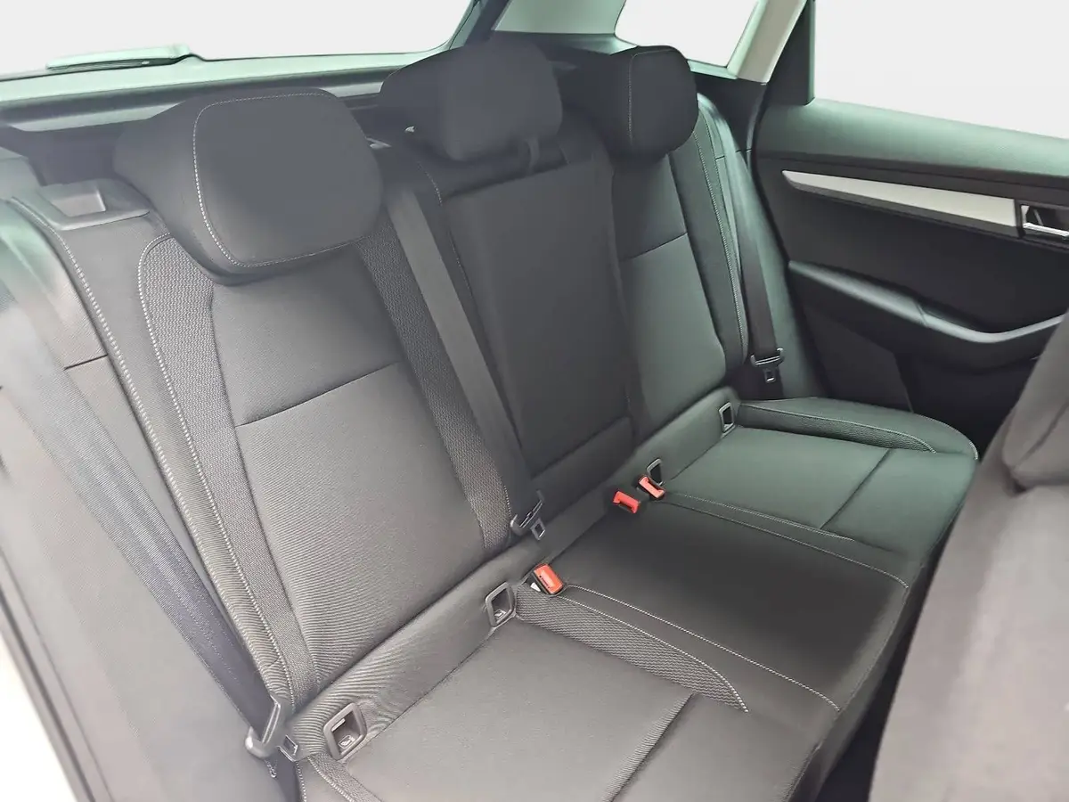 SKODA KAROQ 1.5 TSI DSG SELECTION LED ACC AHK