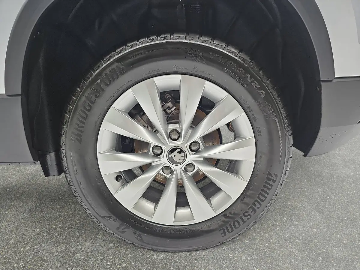 SKODA KAROQ 1.5 TSI DSG 130 JAHRE LED KLIMAAUTO EL.HECKKL. WIN