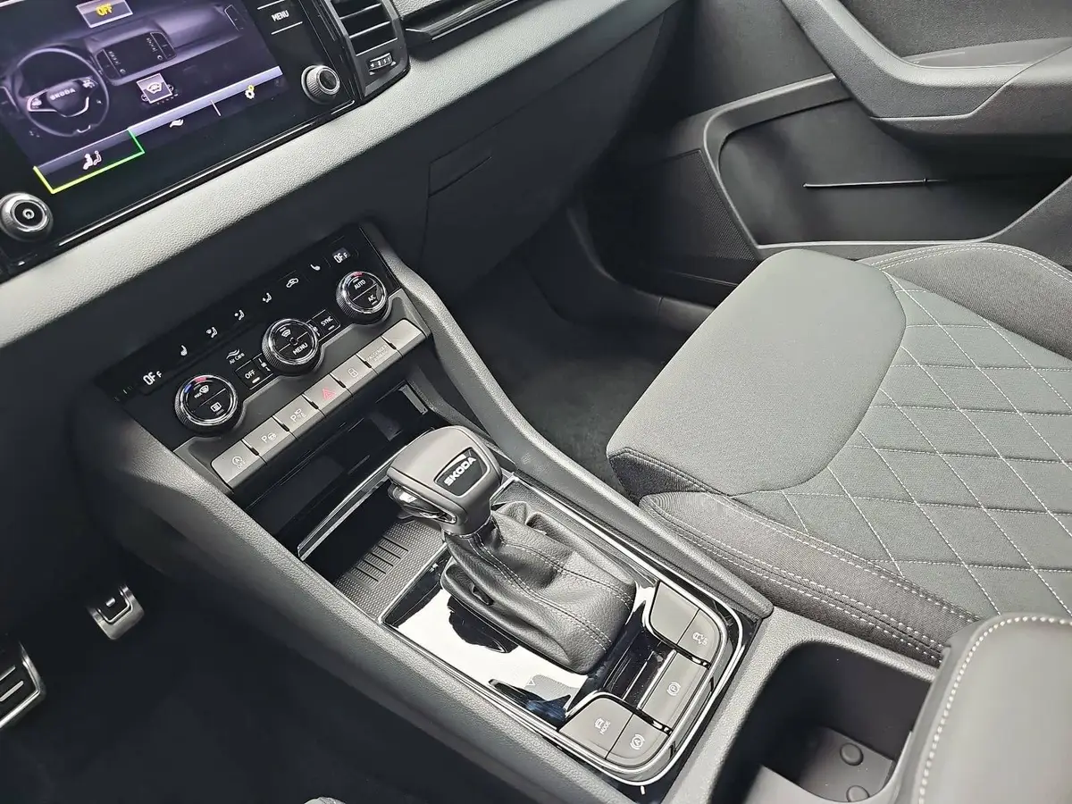 SKODA KAROQ 1.5 TSI DSG SPORTLINE NAVI LED-MATRIX PANO CANTON