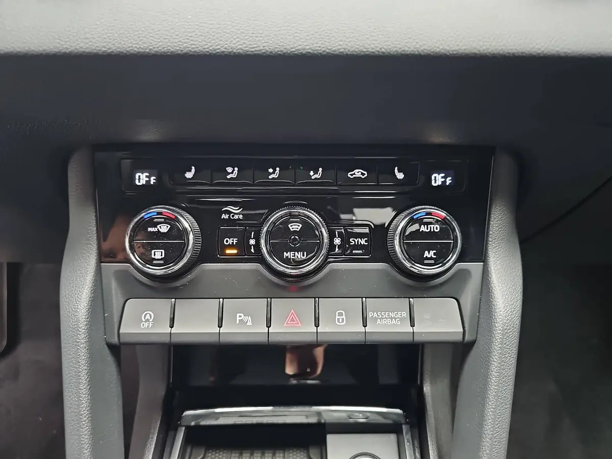 SKODA KAROQ 2.0 TSI DSG SPORTLINE 4X4 AHK PANO