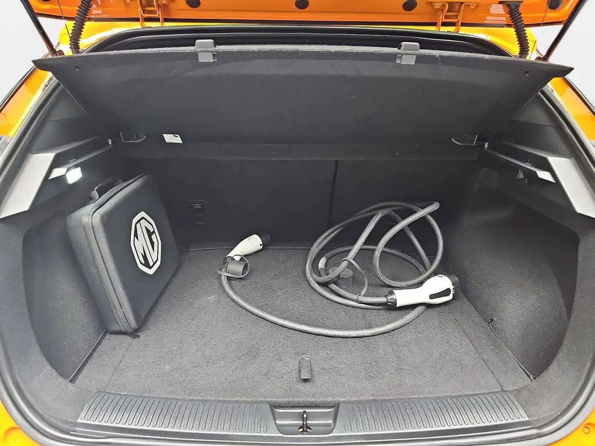 MG MG4 AUTO. 64KWH LUXURY LED KLIMAUTO WINTER