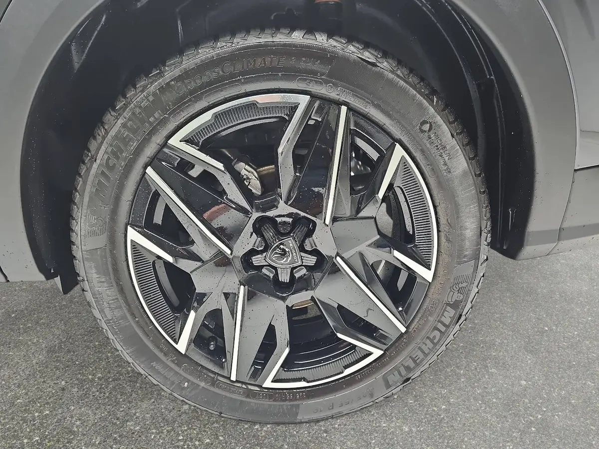 PEUGEOT 5008 1.2 HYBRID 145 E-DSC6 ALLURE KLIMA LED 7-S DAB 360